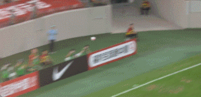 img, 王钰栋坐在