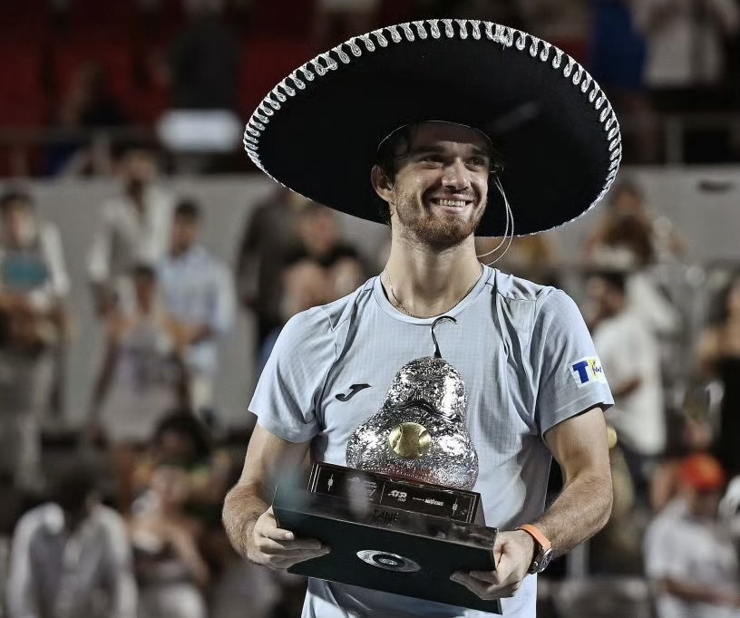 捧起了象征, esAAA, 首冠先生